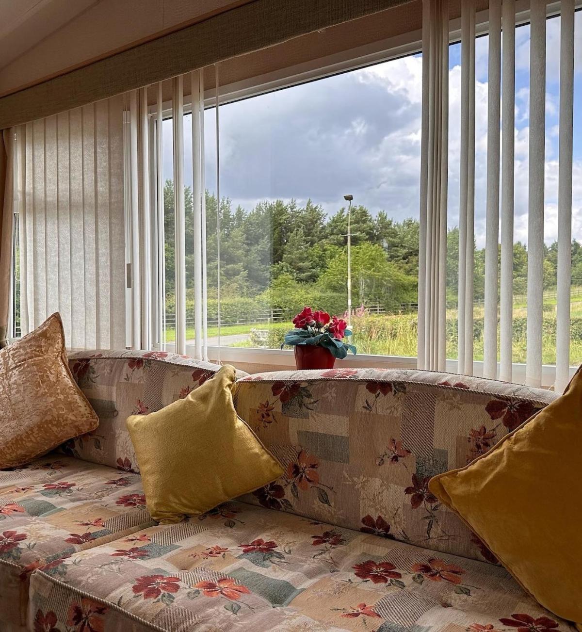 4-Bedroom Cosalt Caravan In Uddingston, Glasgow Exterior foto